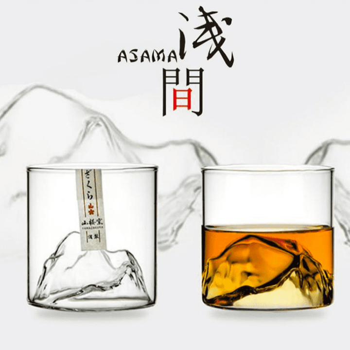 Innovatives Yamazakura Whiskeyglas mit detailreichem Bergboden. Steigert das Aroma beim Degustieren. Bleifrei.