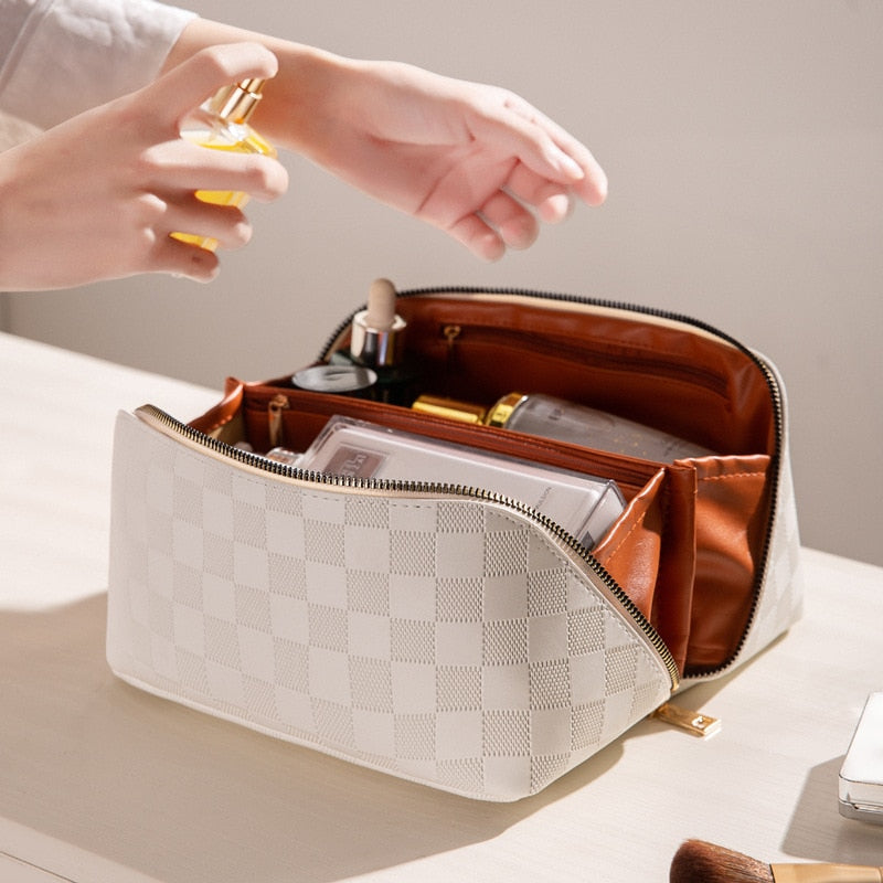 Luxus karierte Make-up Kosmetiktasche für Damen aus PU-Leder, ideal als Beauty-Organizer oder Reisetasche.