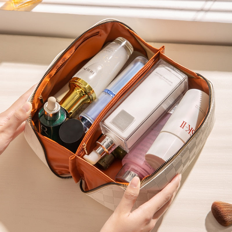 Wasserdichte, karierte Kosmetiktasche aus robustem PU-Leder. Perfekt als Make-up Organizer für unterwegs.