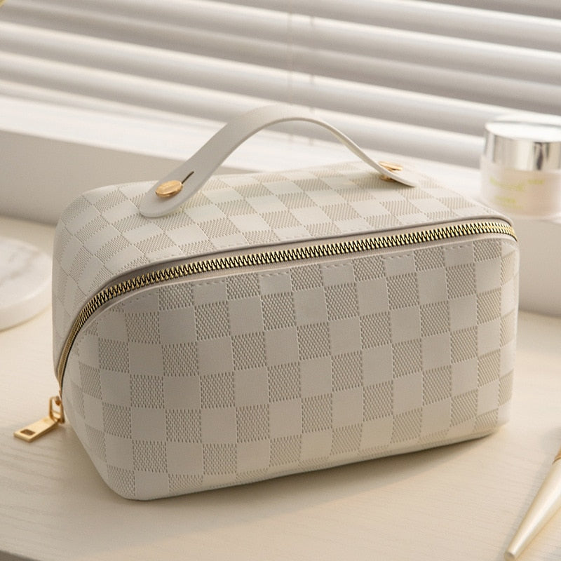 Elegante Make-up Tasche kariert, dient als Reise-Organizer für Kosmetik, Beauty-Produkte und Accessoires.