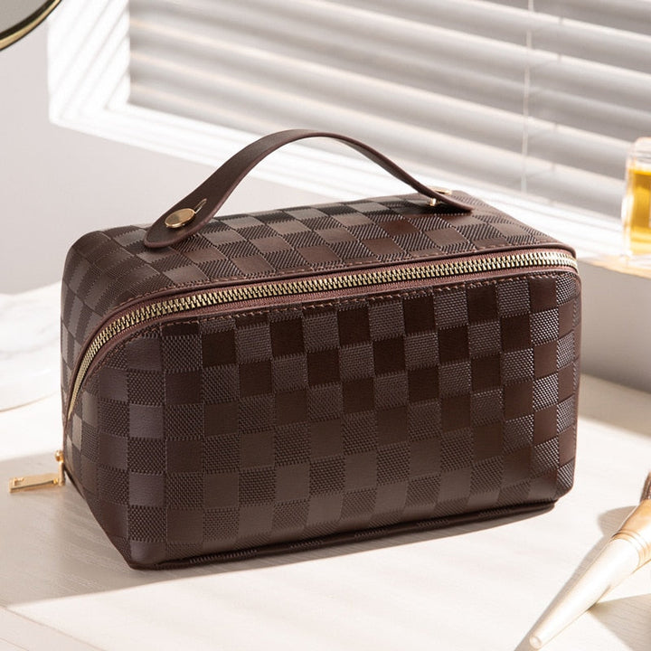 Detailansicht der luxuriösen karierten Damen Kosmetiktasche aus wasserdichtem PU-Leder.