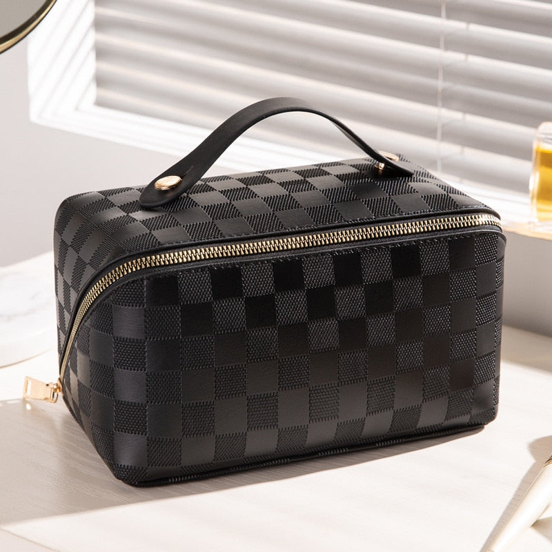 Praktische, luxuriöse Kosmetiktasche kariert für Damen, perfekt als Reisebegleiter und Make-up Organizer.