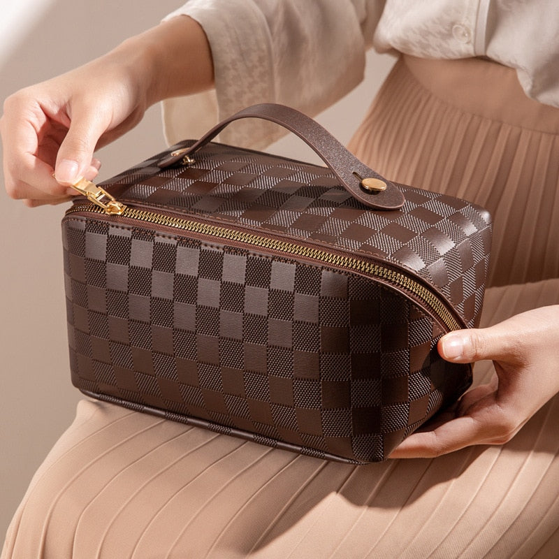 Schöne karierte Luxus Kosmetiktasche für Damen, ein ideales Geschenk für Beauty-Fans und Reisende.