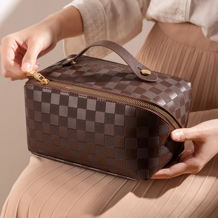 Schöne karierte Luxus Kosmetiktasche für Damen, ein ideales Geschenk für Beauty-Fans und Reisende.