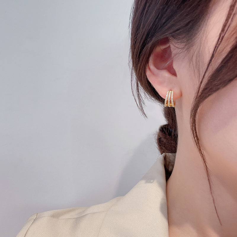 Feminine Goldohrstecker mit funkelnden Kristallherzen; ein Ausdruck von Eleganz für Damen.