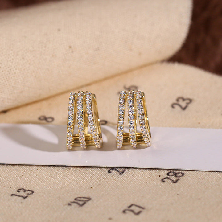 Edle Damen Goldohrringe mit herzförmigen Zirkonia Kristallen, exklusiver Damenschmuck.