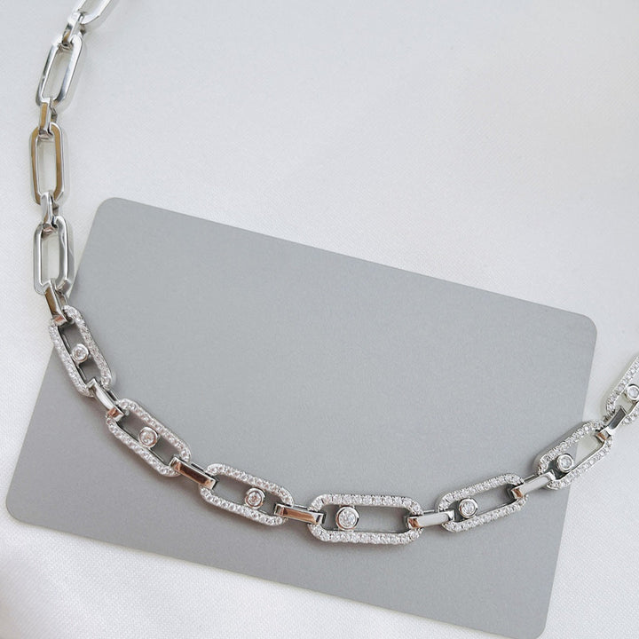 Modell trägt unisex Sterlingsilber Choker Halskette mit funkelndem Zirkon Diamant Ring, stilvolles Accessoire.
