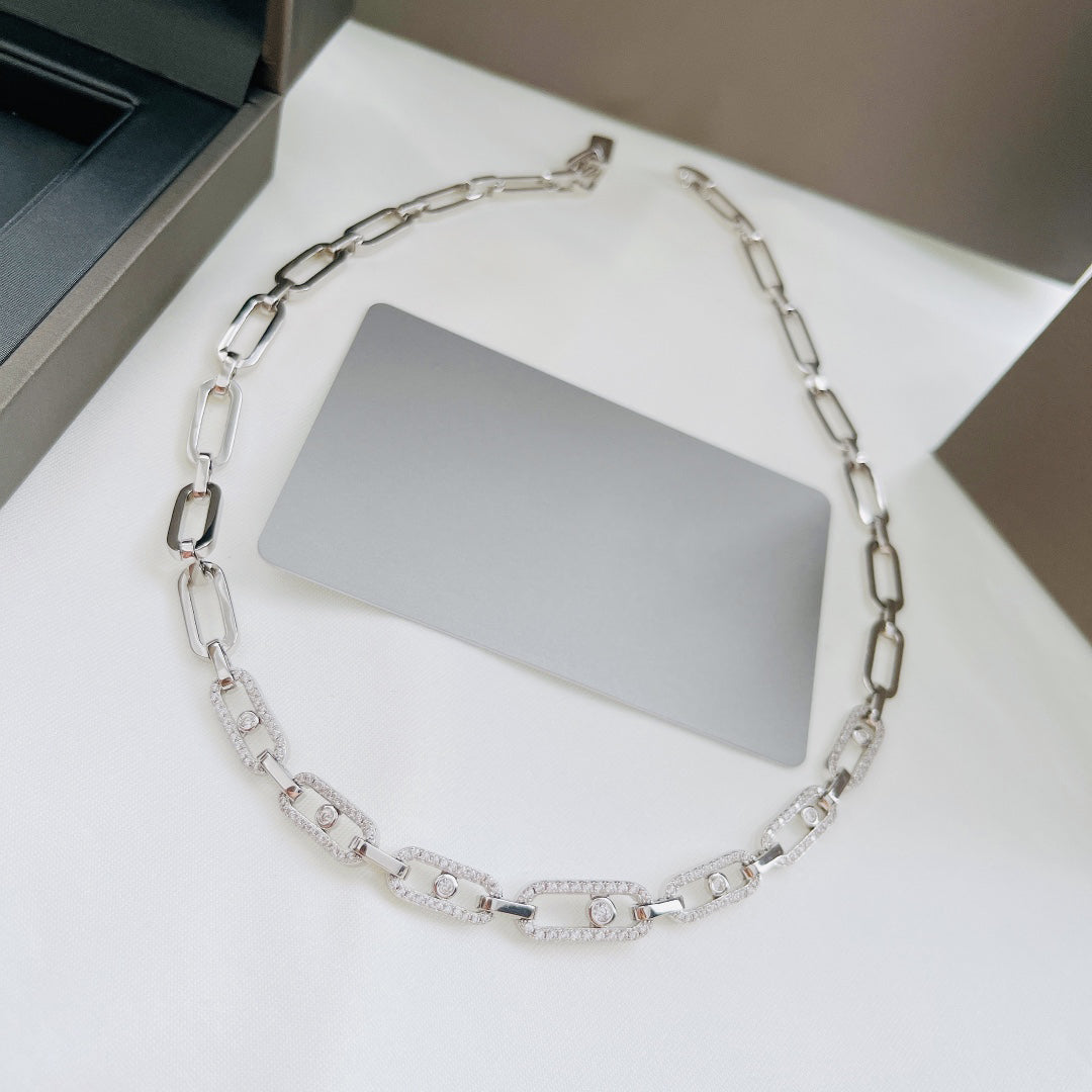 Detailaufnahme: Glitzernder Zirkon Diamant Ring an einer eleganten Unisex Choker Halskette aus Sterlingsilber.