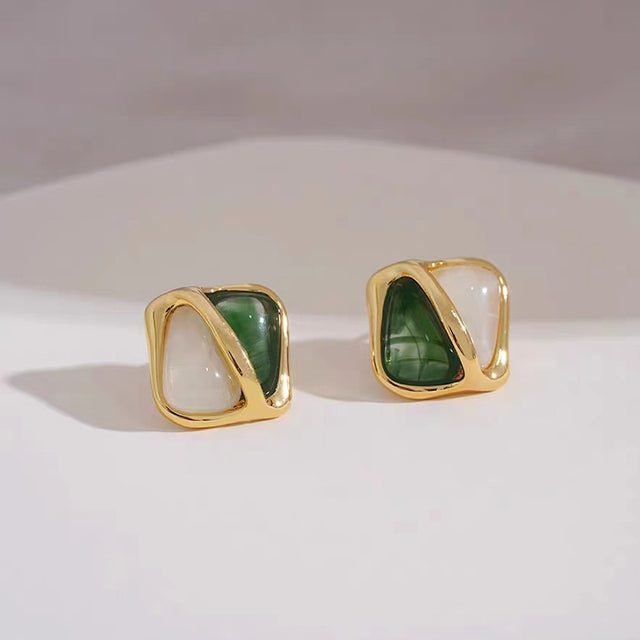 Romantische Herz-Ohrringe für Damen, glänzendes Gold und zarte Kristalle, ein Symbol der Liebe.