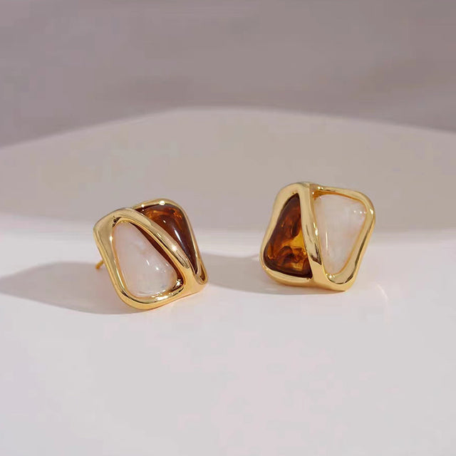 Goldene Ohrstecker mit funkelndem Kristall-Herzmotiv, eleganter Damenschmuck für jeden Anlass.