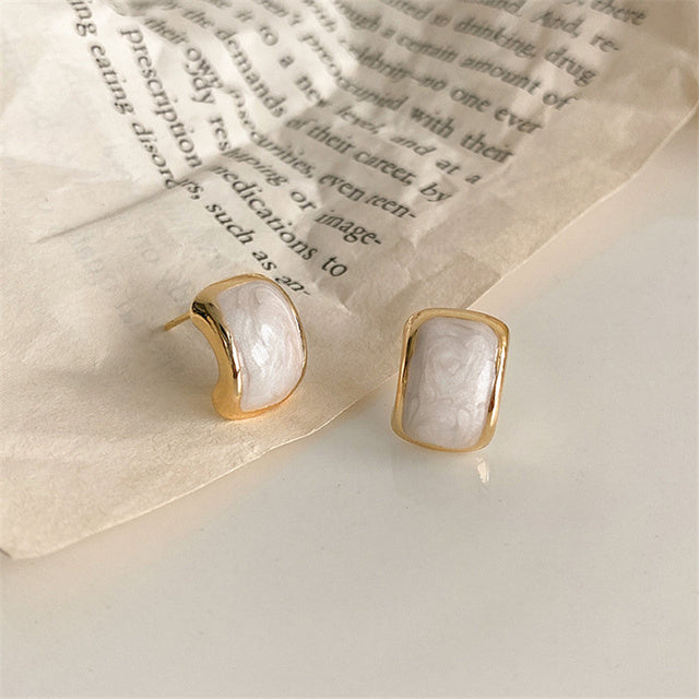 Modern designte Damen-Ohrstecker mit Liebesmotiv, goldfarben mit Edelstahldetails, elegant.