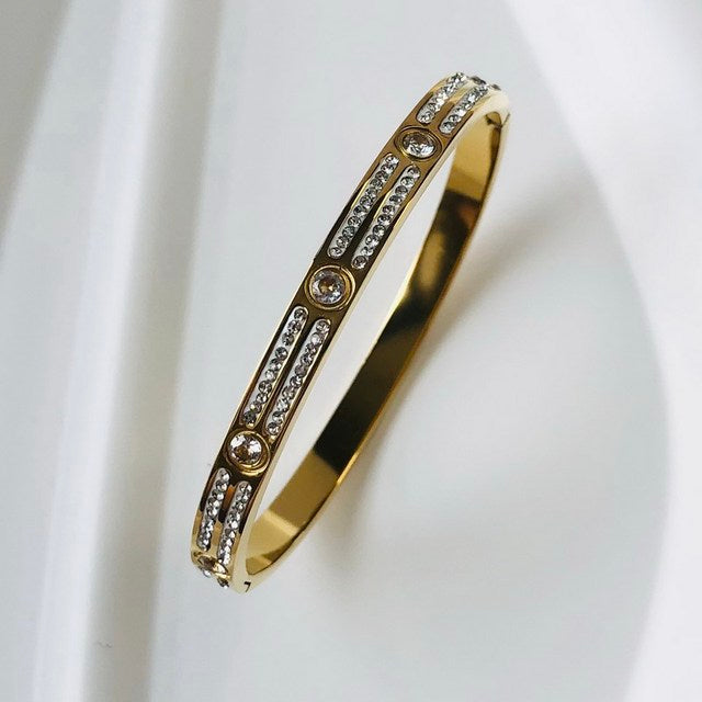 Stilvolles Damen Armband mit glänzenden Zirkonen, ein modernes Accessoire.
