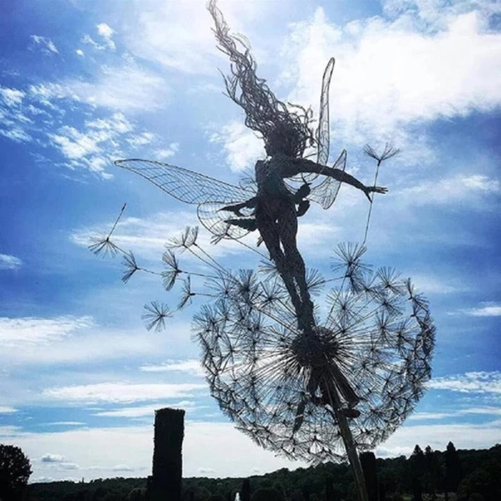 Anmutige Elfenfigur auf Löwenzahn, Garten-Dekoration & Gartenkunst für den Außenbereich.