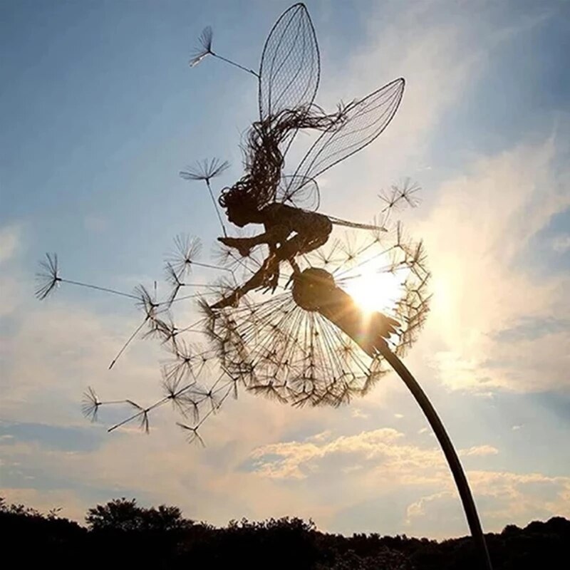 Verträumte Fee Skulptur aus Metall, Rasendeko & Blickfang im Garten.