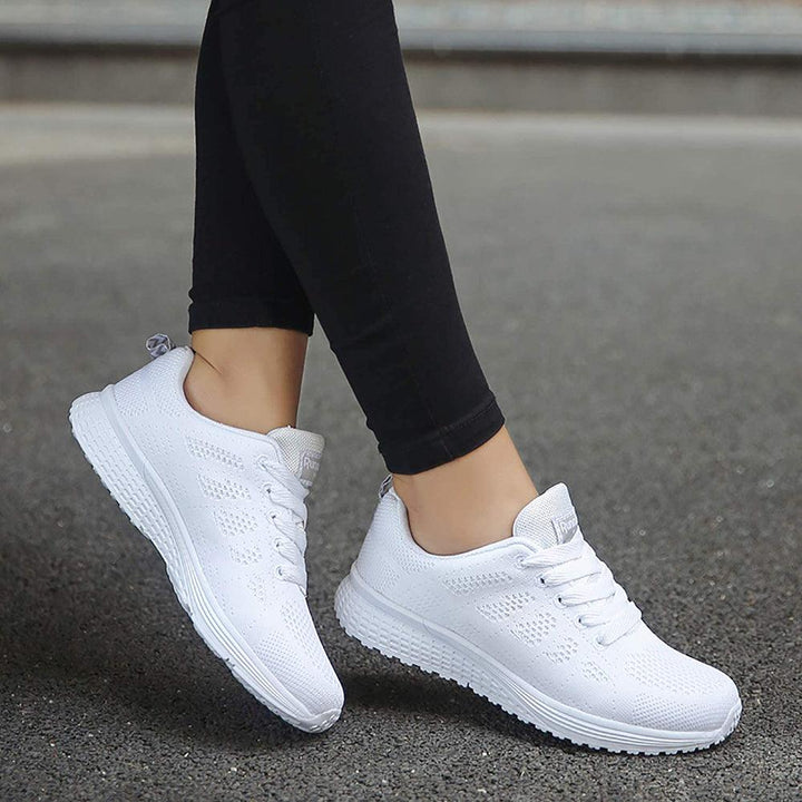 Weiße, stilvolle Damen Fashion Sneaker. Bequeme Freizeitschuhe für modernes, ganzjähriges Styling.