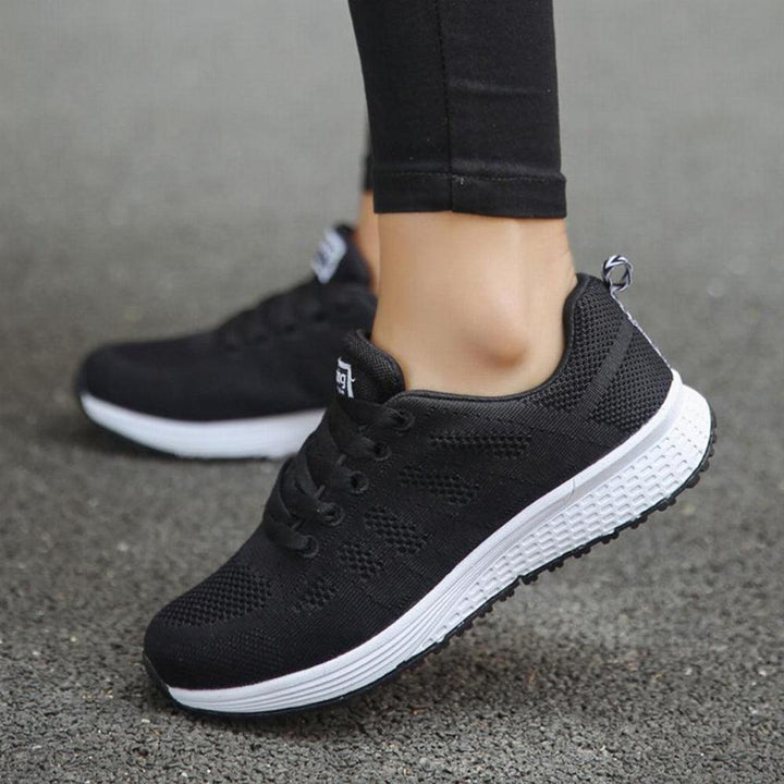 Graue Damenschuhe, bequeme Ganzjahres-Sneaker. Stilvolle Alltagsschuhe für Damen, ideal für jeden Tag.