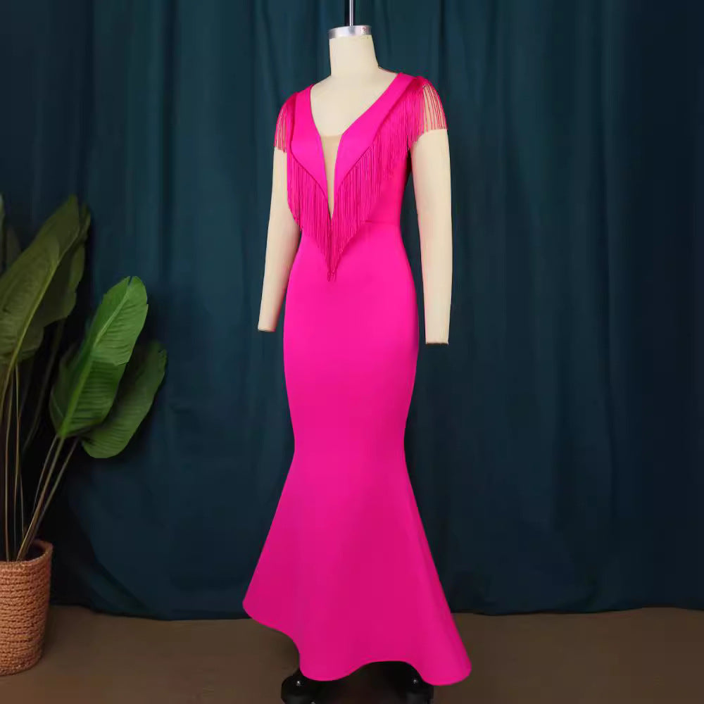 Figurbetontes Fransenkleid in Magenta. Damen Festkleid mit tiefem V-Ausschnitt für besondere Anlässe.
