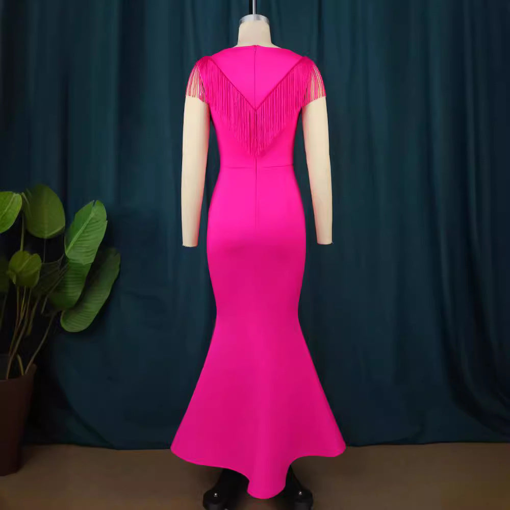 Elegantes Damen Abendkleid in Magenta. Glamouröses Partykleid mit fließenden Fransen & V-Ausschnitt.