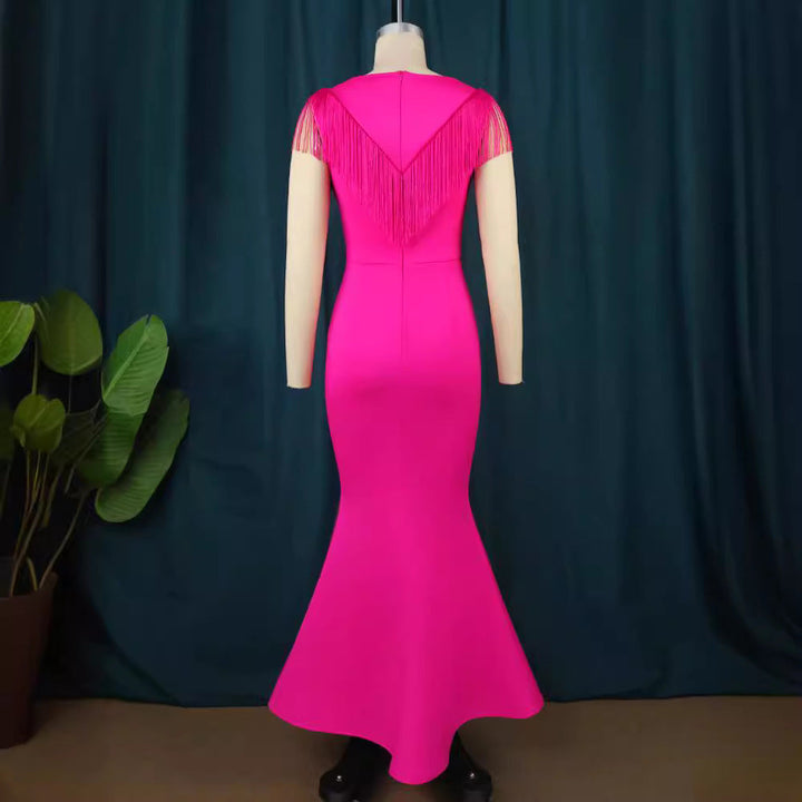 Elegantes Damen Abendkleid in Magenta. Glamouröses Partykleid mit fließenden Fransen & V-Ausschnitt.