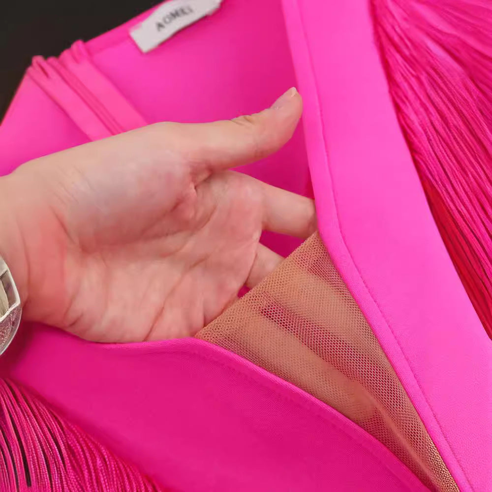 Magenta Damen Fransenkleid, figurbetont. Stilvolles Abendkleid mit tiefem V-Ausschnitt für besondere Abende.