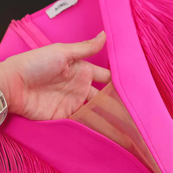 Magenta Damen Fransenkleid, figurbetont. Stilvolles Abendkleid mit tiefem V-Ausschnitt für besondere Abende.
