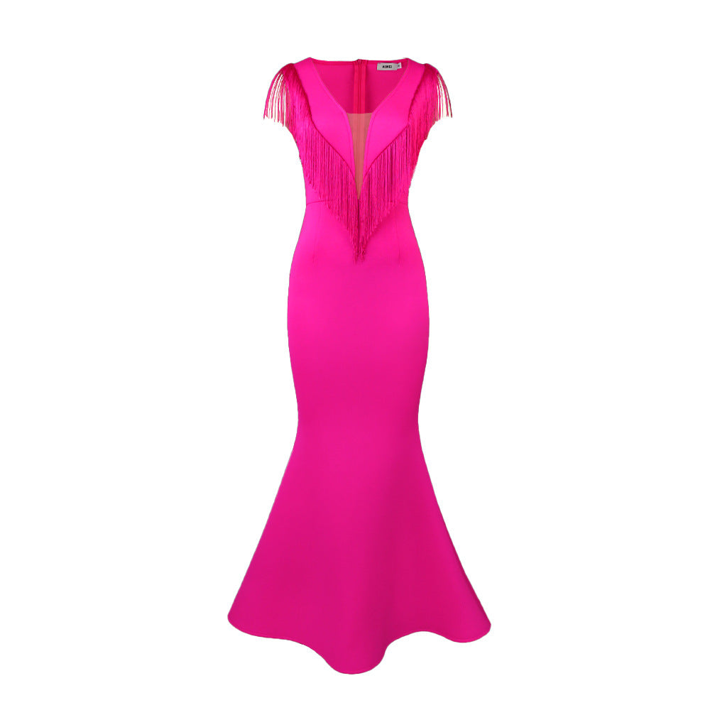 Modisches Fransen Abendkleid für Damen in leuchtendem Magenta. Festliches Cocktailkleid mit V-Ausschnitt.