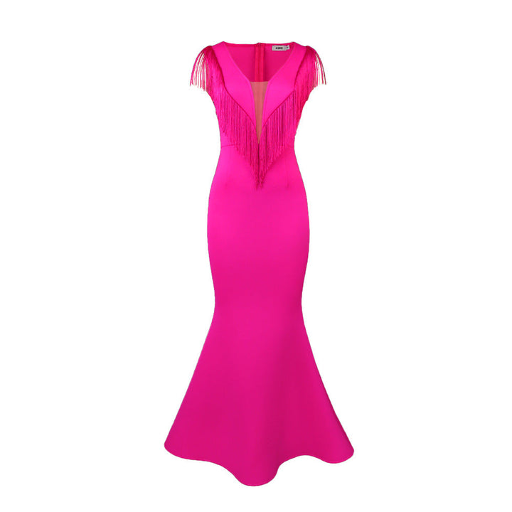 Modisches Fransen Abendkleid für Damen in leuchtendem Magenta. Festliches Cocktailkleid mit V-Ausschnitt.