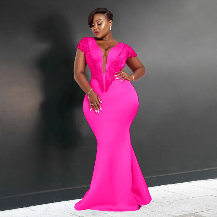 Glamouröses Partykleid Magenta mit tiefem V-Ausschnitt. Elegantes Damen Fransenkleid, figurbetont.