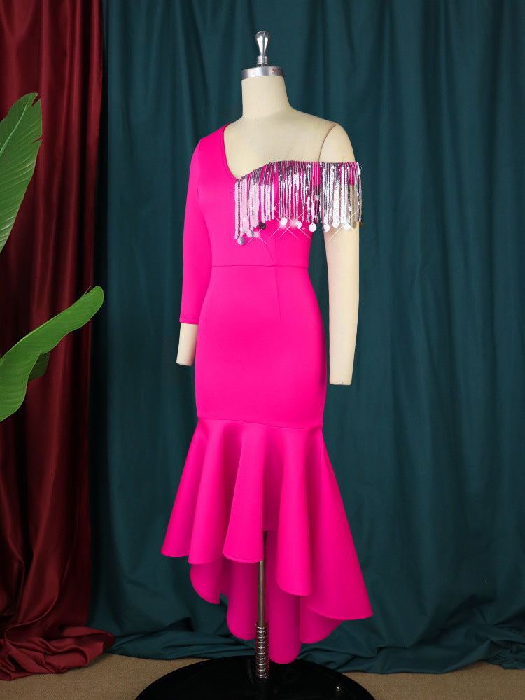 Festliches Cocktailkleid in Magenta für Damen mit chicem asymmetrischen Ausschnitt und auffälligem Rüschenrock.