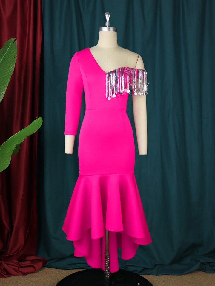 Glamouröses Abendkleid für Damen, magenta, mit elegantem asymmetrischem Ausschnitt und stilvollem Rüschenrock-Design.