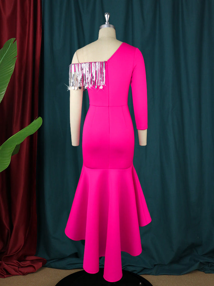 Modernes Damenkleid, magenta, mit einzigartigem asymmetrischem Ausschnitt und mehrlagigem Rüschenrock; ideal für Partys.