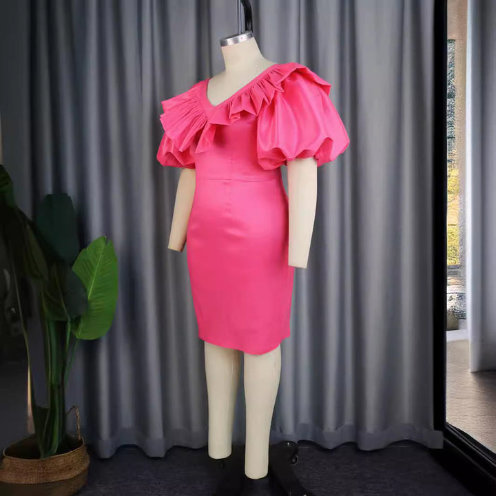 Glamouröses feminines Abendkleid in Magenta, figurbetont mit auffälligen Rüschenärmeln.