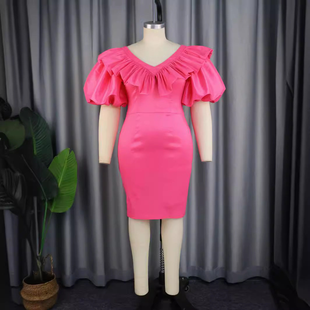 Elegantes Magenta-Damenkleid für besondere Anlässe, figurbetont mit dramatischen Rüschenärmeln.