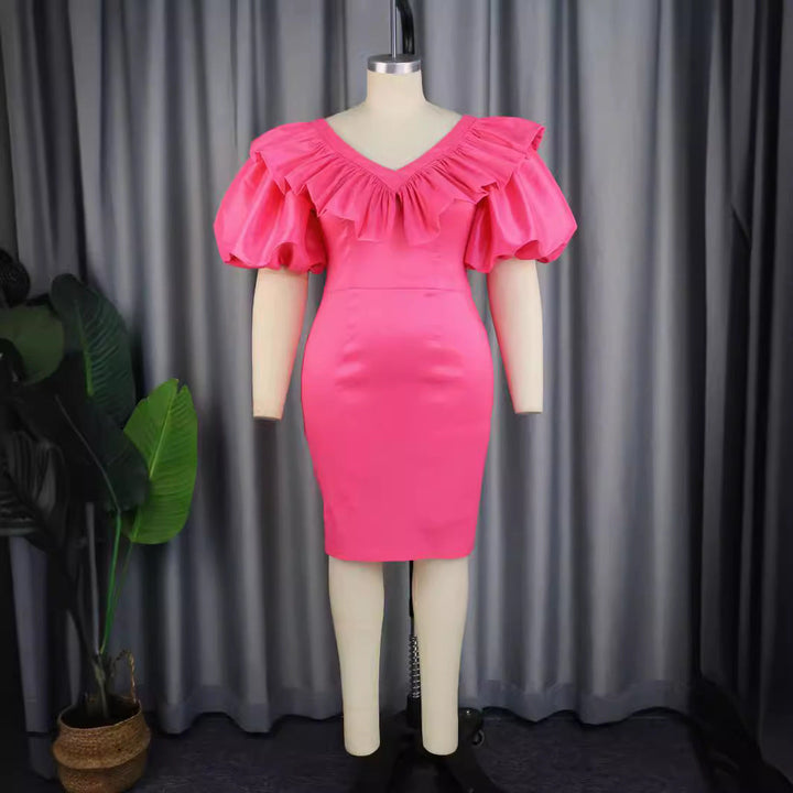 Elegantes Magenta-Damenkleid für besondere Anlässe, figurbetont mit dramatischen Rüschenärmeln.