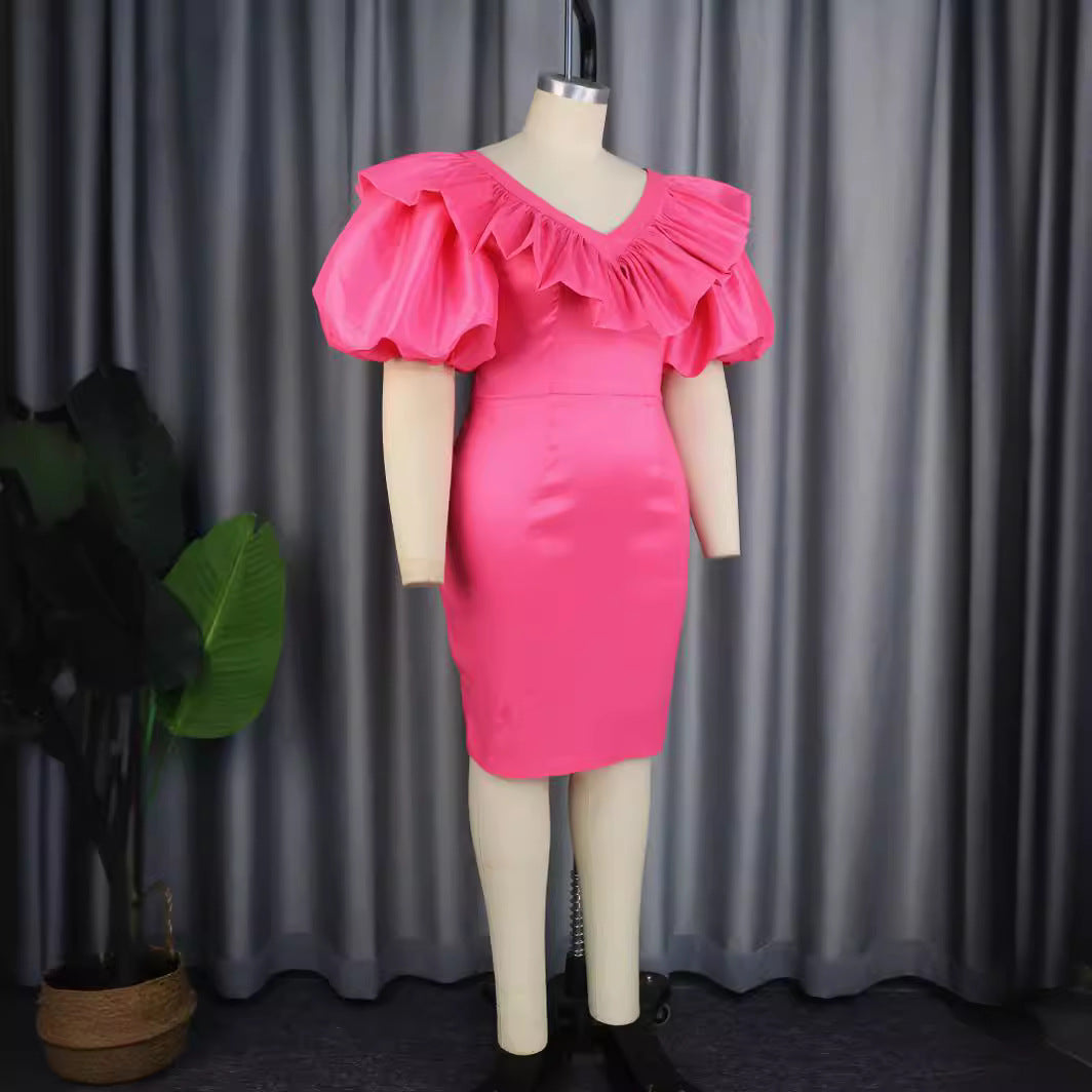 Schickes figurbetontes Damenkleid mit stylischen, voluminösen Rüschenärmeln in leuchtendem Magenta.
