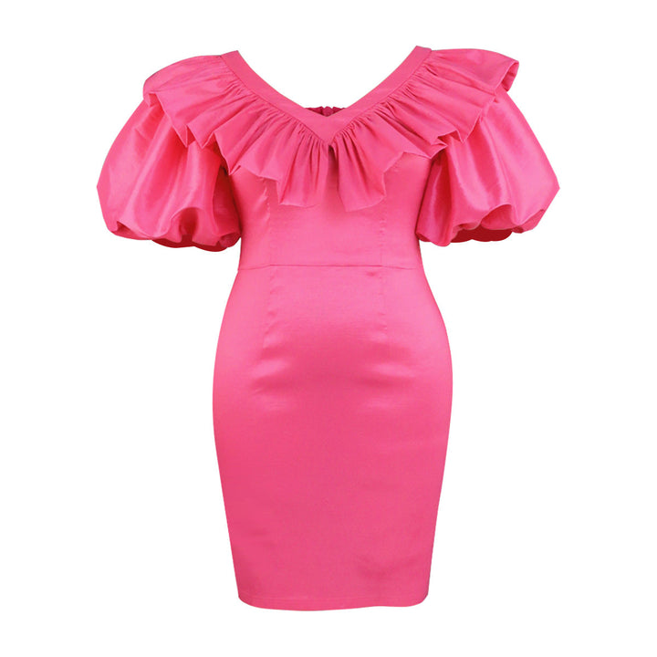 Magenta Damen-Abendkleid, figurbetont, glamourös mit großen, femininen Rüschenärmeln.