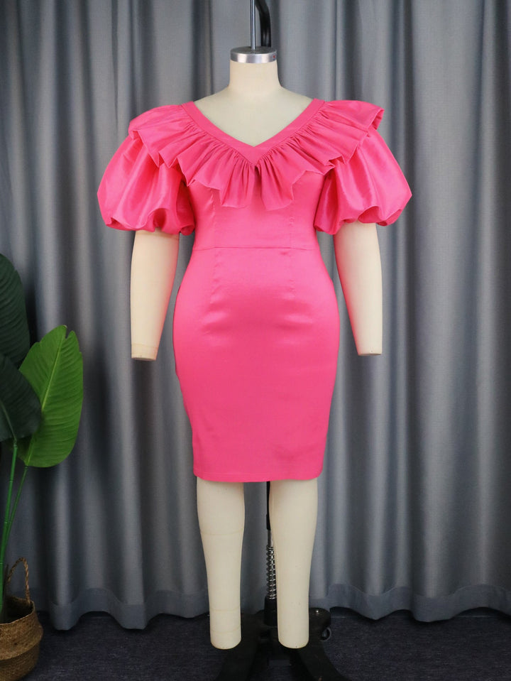 Feminines, figurbetontes Damenkleid in Magenta mit eleganten, voluminösen Rüschenärmeln. Perfekt für Events.