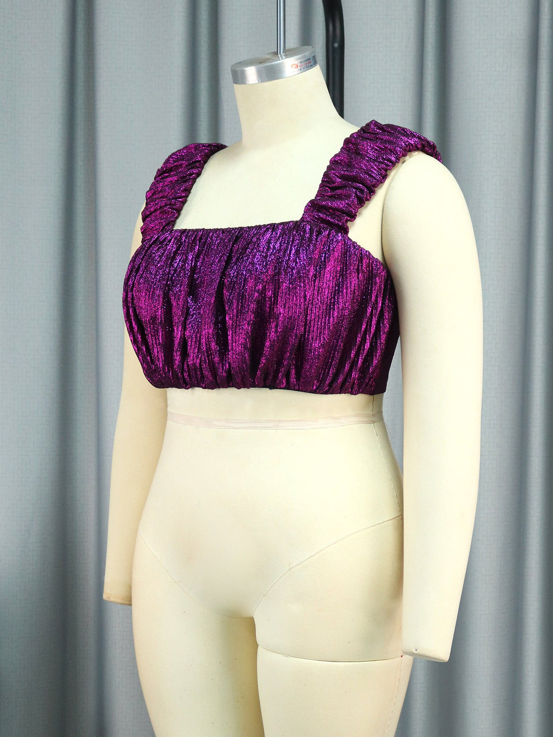 Festliches Damen Bustier in Magenta, glitzernd mit Rüschendetails, ein glamouröses Party-Oberteil.