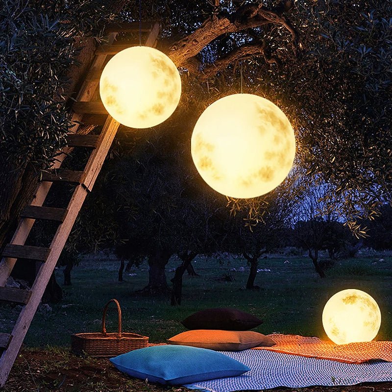 Wetterfeste LED Mondlichtlampe für den Garten. Schafft ein warmes Stimmungslicht für Balkon & Terrasse.