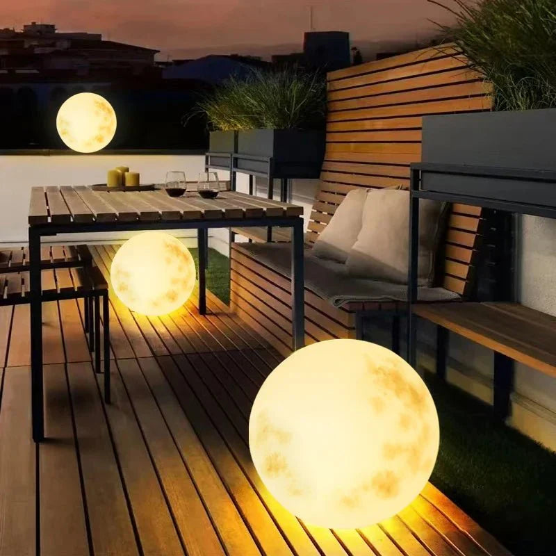 USB aufladbare Gartenlampe im Mond-Design. Vielseitige Deko für Garten, Balkon und Terrasse.