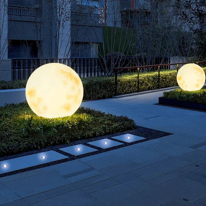 Verzaubernde LED Mondlampe als Gartendekoration. Perfektes Stimmungslicht für magische Abende.