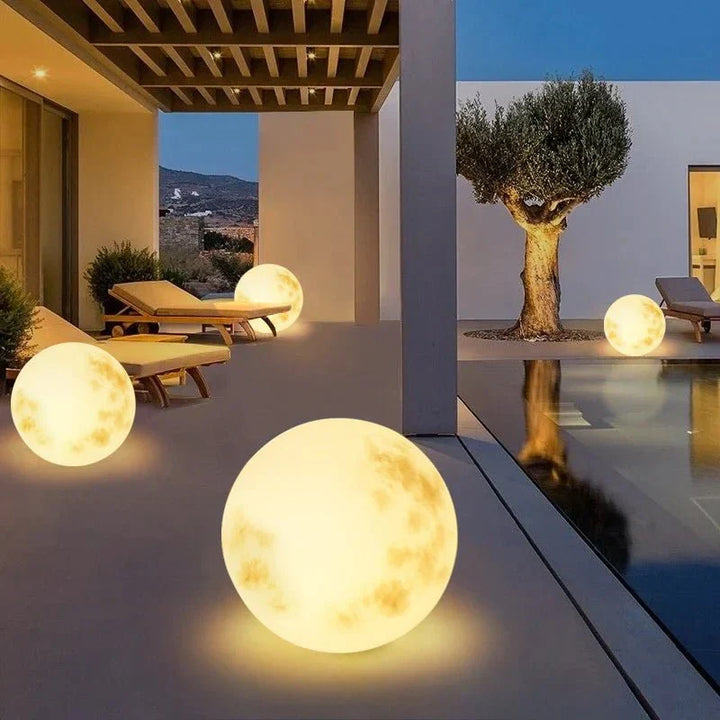 Helles, stimmungsvolles LED Mondlicht für den Außenbereich. Moderne Gartenlampe und Terrassen-Deko.
