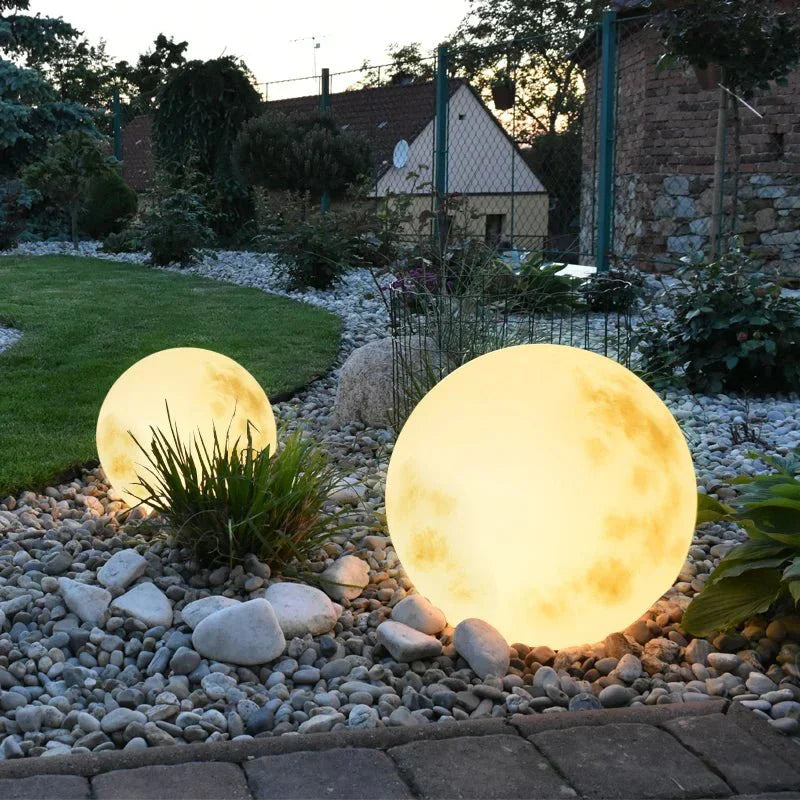 Stilvolle, wetterfeste Mond-Gartenlampe. Flexible LED Außenbeleuchtung für Garten, Balkon & Terrasse.