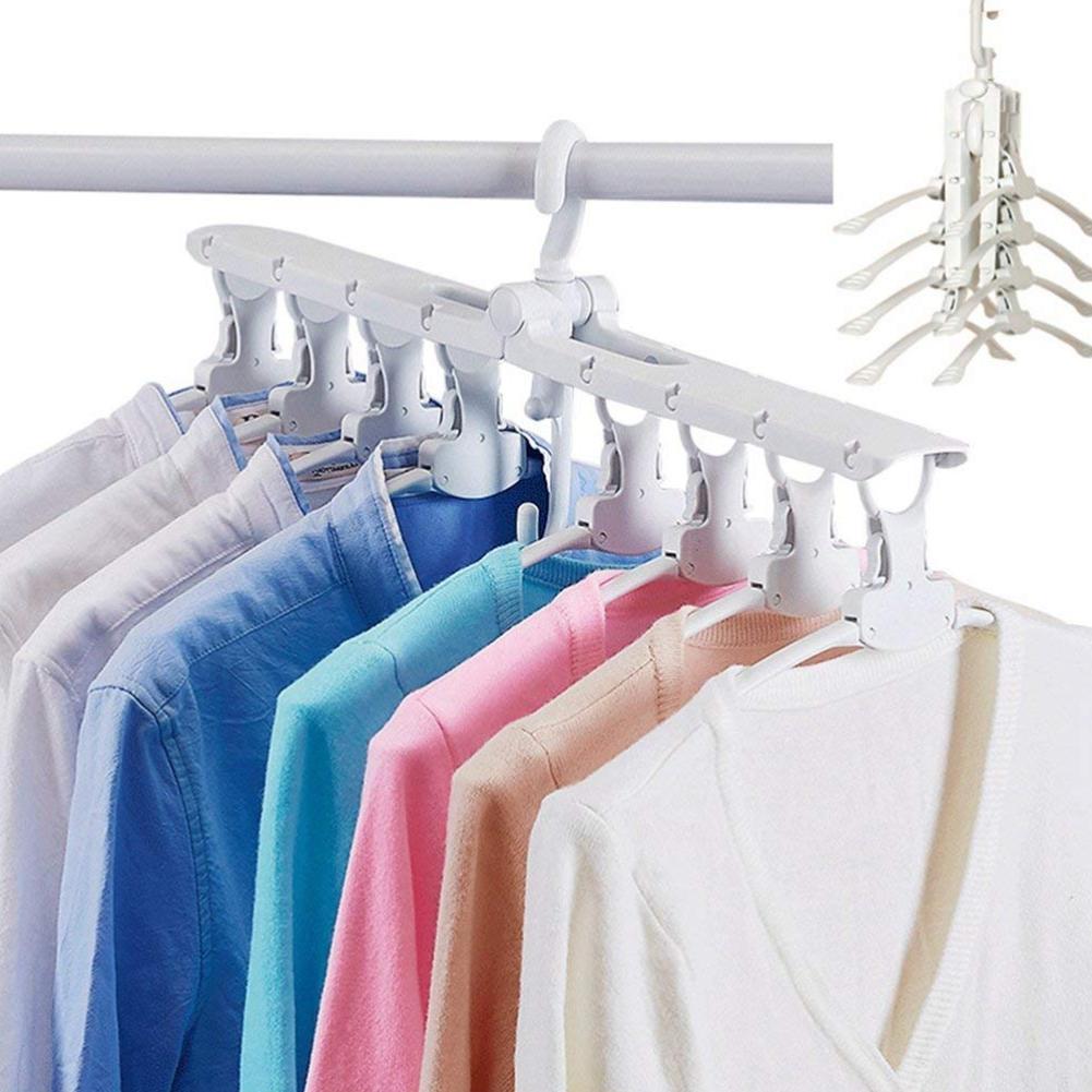 Magischer faltbarer Kleiderbügel in Grau, platzsparend für Schränke & Reisen, hält Kleidung knitterfrei.