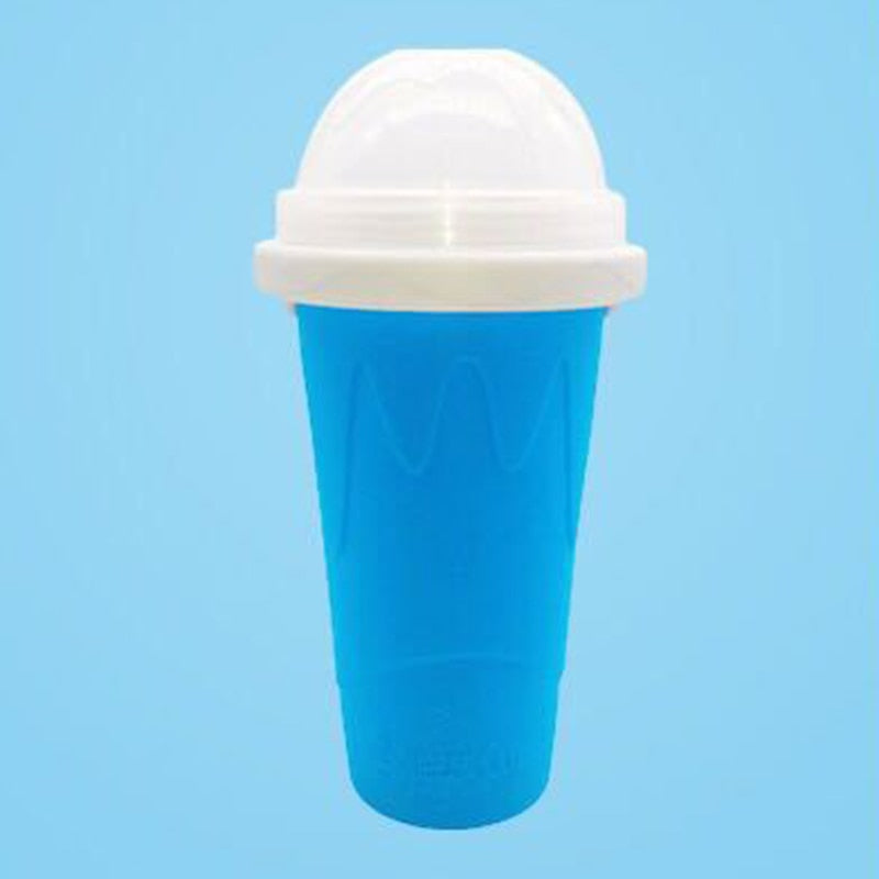 Magischer Slushy Maker Becher aus Silikon, ideal für selbstgemachte, kühle Eisgetränke.