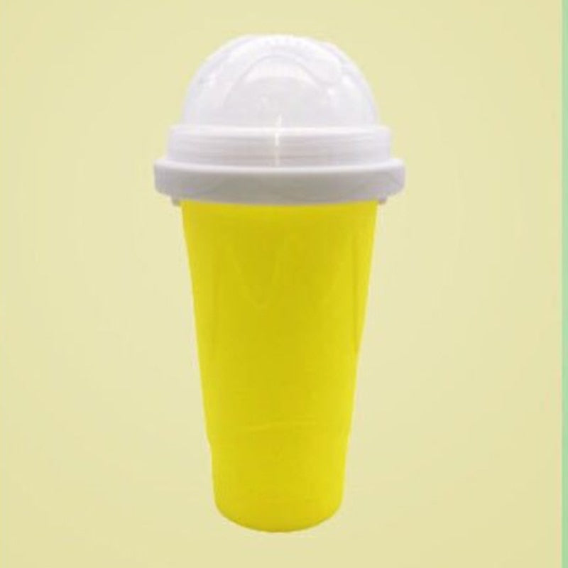 Innovativer Slushy Maker Erfrischungsbecher aus Silikon, für perfekte Sommergetränke daheim.