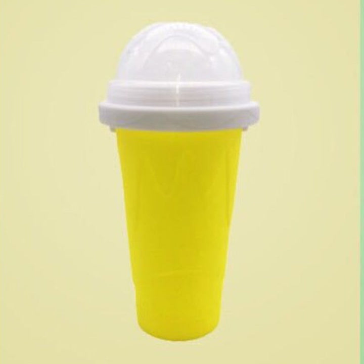 Innovativer Slushy Maker Erfrischungsbecher aus Silikon, für perfekte Sommergetränke daheim.