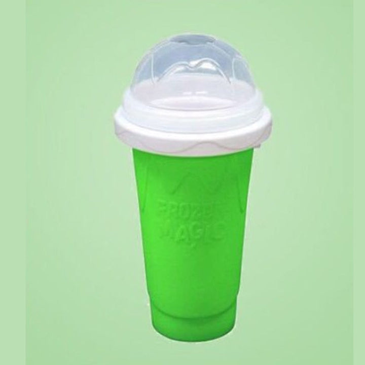 Bunter Silikon Slushy Maker Becher, macht im Nu köstliche Erfrischungsgetränke zum Genießen.