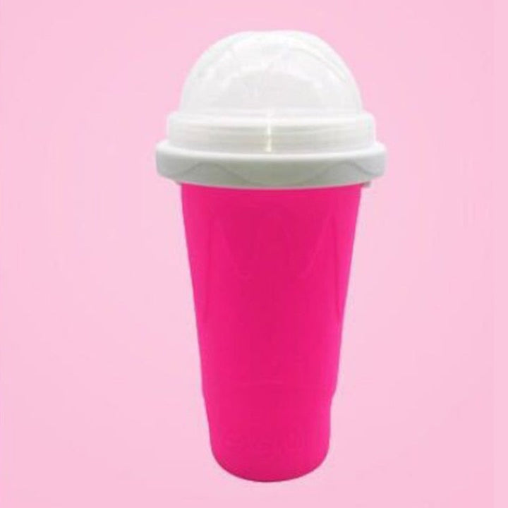 Köstliche Eisgetränke und Slushies schnell zubereiten mit dem wiederverwendbaren Kühlbecher.