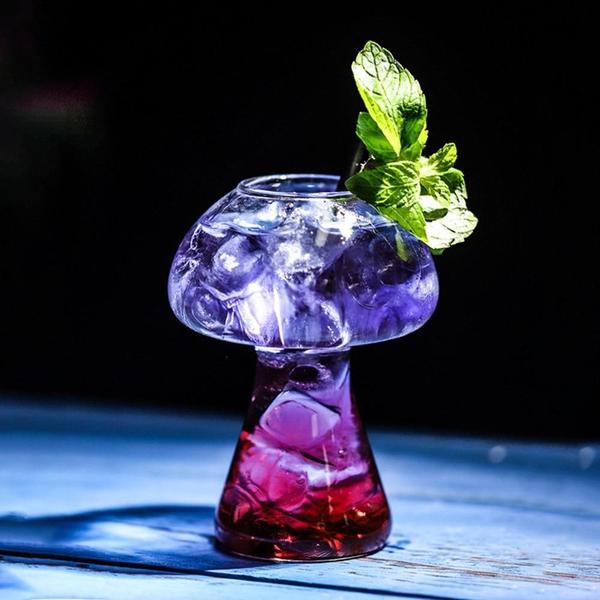 Dekoratives Pilz Cocktailglas aus robustem Borosilikatglas, ein Highlight für jede Party.